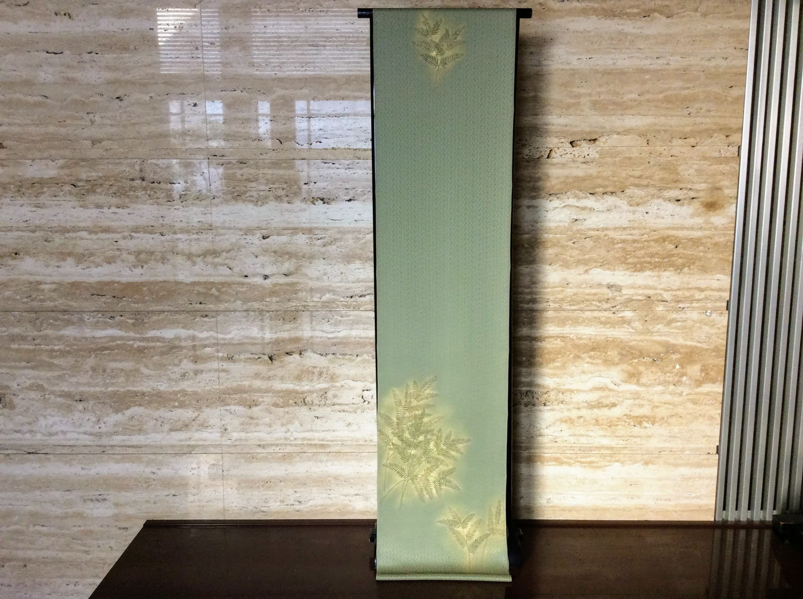 利久地、金散らしにシダ　付下げ