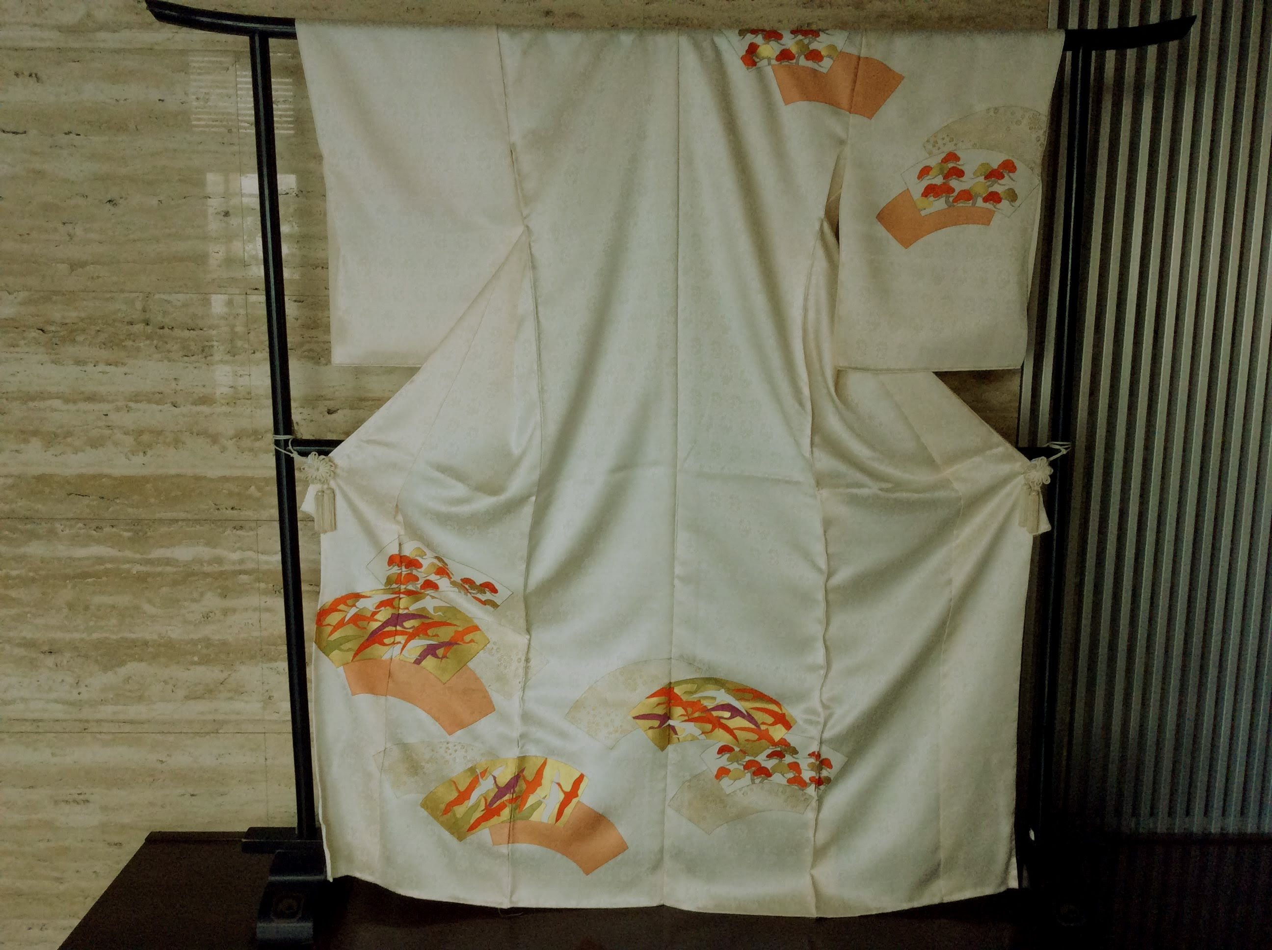 白地、扇面に鶴と松　訪問着