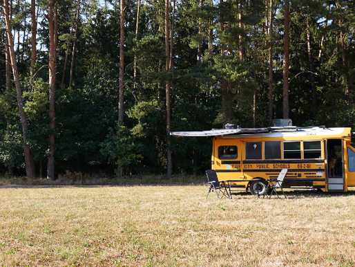 Camper Stellplatz auf Waldlichtung im Fränkischen Seenland mit umgebautem Schulbus auf Wiese bei Wolframs-Eschenbach