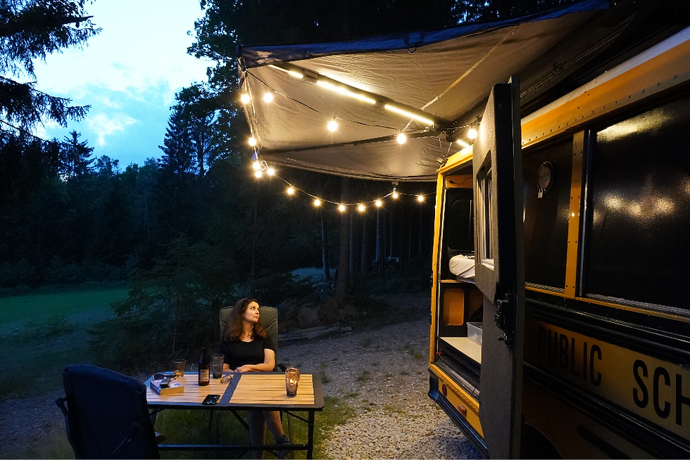 Gear Rock Markise an unserem DIY Wohnmobil mit Lichterketten Beleuchtung