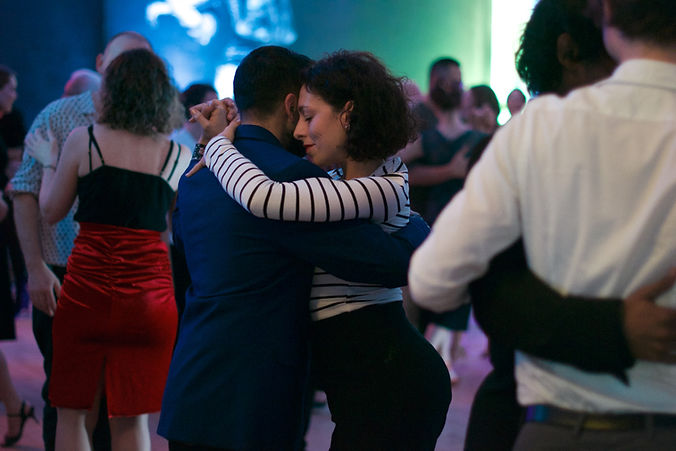 Picture of people dancing at a milonga
