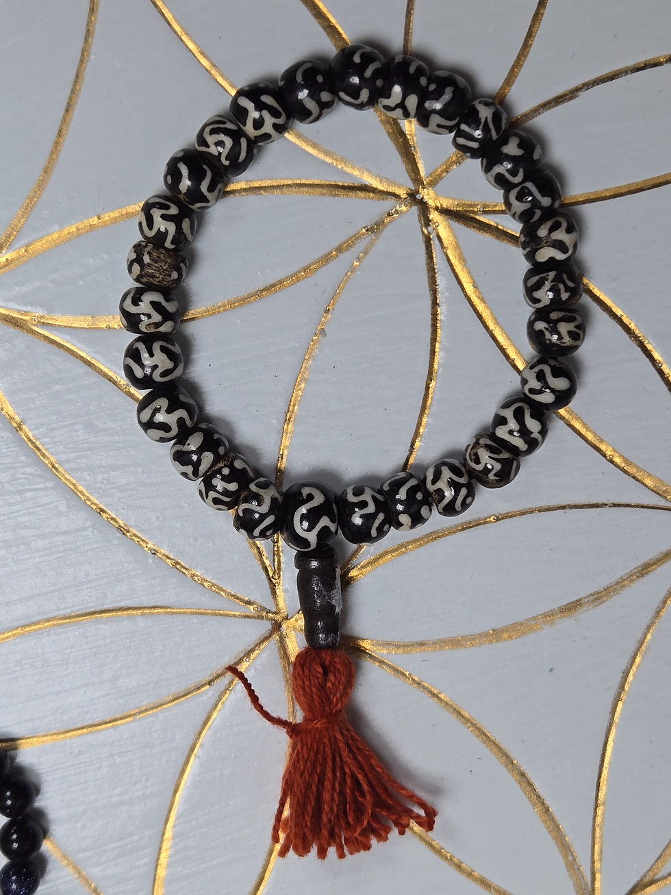 Bracelet en os de buffle Om – Force et Spiritualité