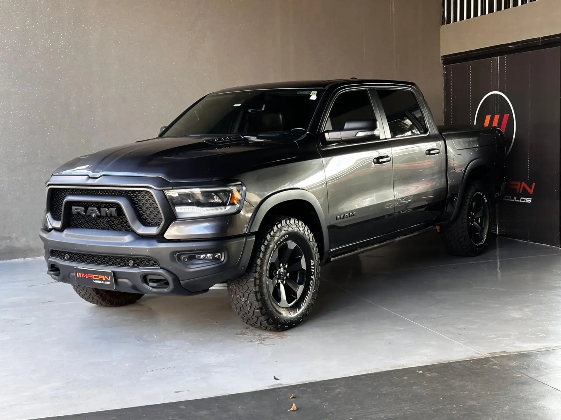 RAM 1500 5.7 V8 GASOLINA REBEL CD 4X4