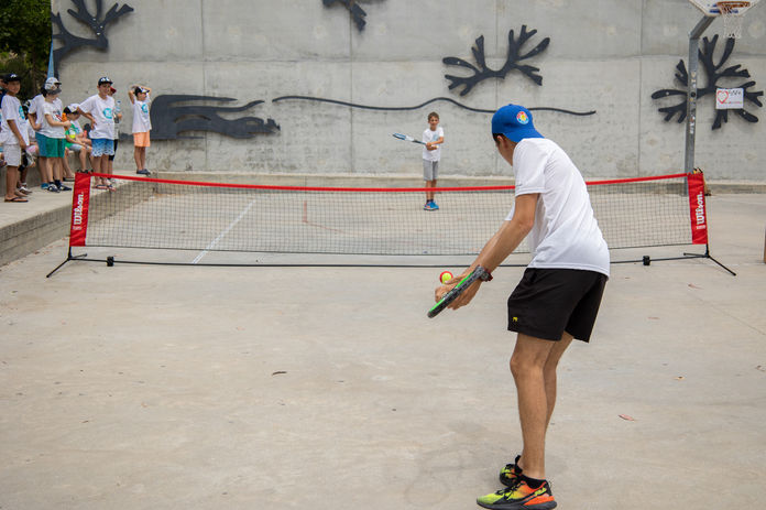 Jovens a jogar ténis no polidesportivo do PUA