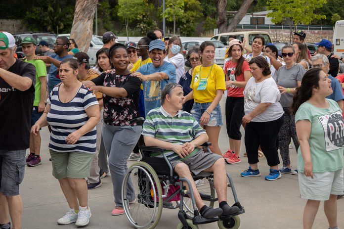 Ajuntamento de pessoas da APPACDM de Setúbal a dançar em fila
