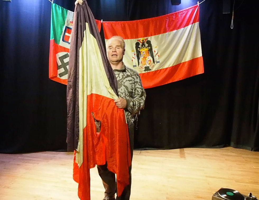 ¡Ay Carmela!, pièce jouée en mai 2025 au Théâtre du Temps (Paris 11ème). 
Un homme militaire porte un drapeau