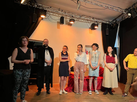 Liens enchantés, pièce d'Opélie Gass et Angélique Russo, jouée en mai 2025 au Théâtre du Temps (Paris 11ème). 
Toute la troupe est sur scène. 