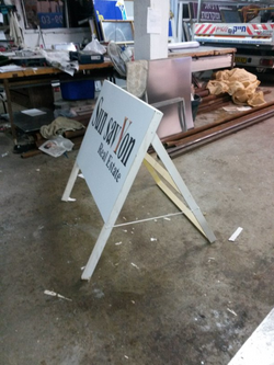 שלט חמור מעץ רוחבי