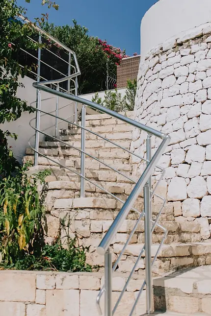 imageye___-_imgi_1_canva-metal-railing-on-stairs-MAE6qTMUkD8.webp