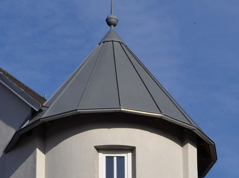 Metallarbeiten am Dach mit Stehfalzdeckung