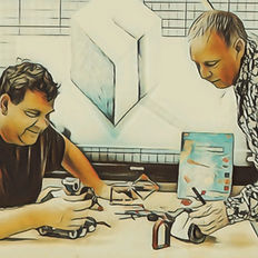Twee mannen werken aan project met ontwerp