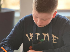 Kind maakt geconcentreerd huiswerk tijdens huiswerkbegeleiding bij Basis Skills in Weesp