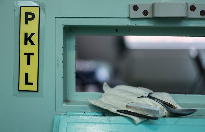 Een luik in een celdeur bij PI Vught.