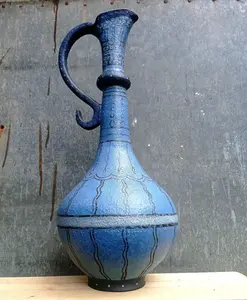 Grand vase, inspiration Iznik, monté au colombin, engobe bleu, décors pinceau noir 