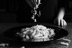 OR 11-Photo culinaire-N&B-Une touche finale-PierreBoucher.jpg