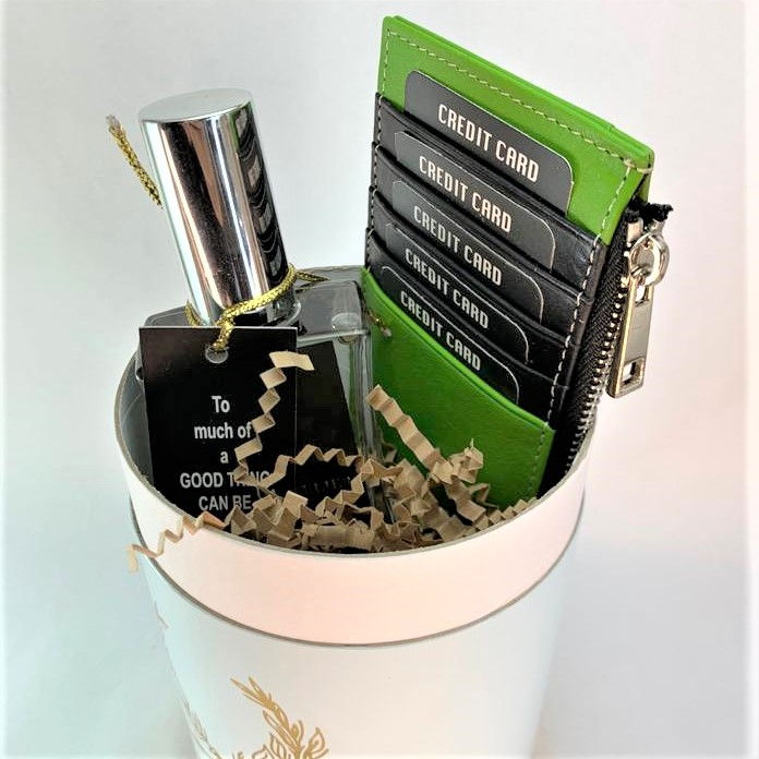 Küçük resim: HEDİYE PAKETİ - Parfüm ve Cüzdan Kartlık Seti