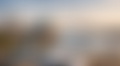 Ein hochauflösendes Werbebild der Hamburger Skyline bei Sonnenuntergang mit der Elbphilharmonie und dem geschäftigen Hafen. Im Vordergrund sind Immobilienvermarktungselemente wie Hausschlüssel, ein Tablet mit Immobilienangeboten und eine aufgeschlagene Broschüre mit Grundrissen auf einer Steinfläche arrangiert, die Verkauf und Beratung im Immobilienbereich symbolisieren.