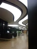 Dekoestate | Sufity napinane DPS | Od kilkunastu lat jesteśmy również dystrybutorem sufitów napinanych DPS. Producent, którego reprezentujemy oferuje (jako jeden z niewielu dostawców sufitów napinanych) produkty najwyższej jakości ze wszystkimi wymaganymi atestami i certyfikatami. W związku z tym nasze sufity mogą być montowane nie tylko w lokalach mieszkalnych, ale i we wszystkich obiektach publicznych, również tych o podwyższonych wymaganiach bezpieczeństwa materiałów takich jak biurowce, restauracje, lotniska, kościoły, szpitale, baseny itp. 