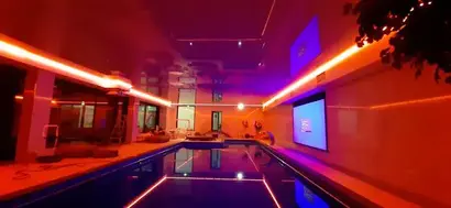 Dekoestate | Projektowanie wnętrz | Sufity napinane DPS |
Od kilkunastu lat jesteśmy również dystrybutorem sufitów napinanych DPS. Producent, którego reprezentujemy oferuje (jako jeden z niewielu dostawców sufitów napinanych) produkty najwyższej jakości ze wszystkimi wymaganymi atestami i certyfikatami. W związku z tym nasze sufity mogą być montowane nie tylko w lokalach mieszkalnych, ale i we wszystkich obiektach publicznych, również tych o podwyższonych wymaganiach bezpieczeństwa materiałów takich jak biurowce, restauracje, lotniska, kościoły, szpitale, baseny itp. 