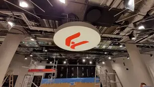 Dekoestate | Projektowanie wnętrz | Sufity napinane DPS |
Od kilkunastu lat jesteśmy również dystrybutorem sufitów napinanych DPS. Producent, którego reprezentujemy oferuje (jako jeden z niewielu dostawców sufitów napinanych) produkty najwyższej jakości ze wszystkimi wymaganymi atestami i certyfikatami. W związku z tym nasze sufity mogą być montowane nie tylko w lokalach mieszkalnych, ale i we wszystkich obiektach publicznych, również tych o podwyższonych wymaganiach bezpieczeństwa materiałów takich jak biurowce, restauracje, lotniska, kościoły, szpitale, baseny itp. 