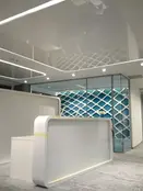Dekoestate | Sufity napinane DPS | Od kilkunastu lat jesteśmy również dystrybutorem sufitów napinanych DPS. Producent, którego reprezentujemy oferuje (jako jeden z niewielu dostawców sufitów napinanych) produkty najwyższej jakości ze wszystkimi wymaganymi atestami i certyfikatami. W związku z tym nasze sufity mogą być montowane nie tylko w lokalach mieszkalnych, ale i we wszystkich obiektach publicznych, również tych o podwyższonych wymaganiach bezpieczeństwa materiałów takich jak biurowce, restauracje, lotniska, kościoły, szpitale, baseny itp. 