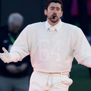 Camisetas que Bad Bunny regaló a empleados de Zara son puestas a la venta por miles de dólares