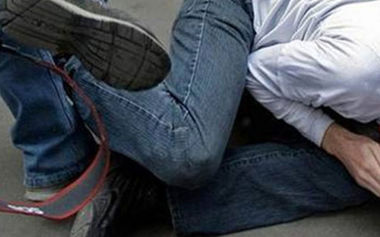 Evi yanan kişi FHN əməkdaşını döydü