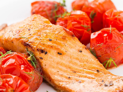 Salmão grelhado com sálvia e brócolis