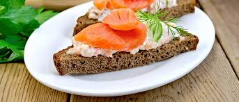 Sanduíche de pão de centeio e queijo cottage