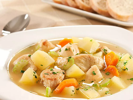 Sopa de legumes, peito de frango e queijo cottage