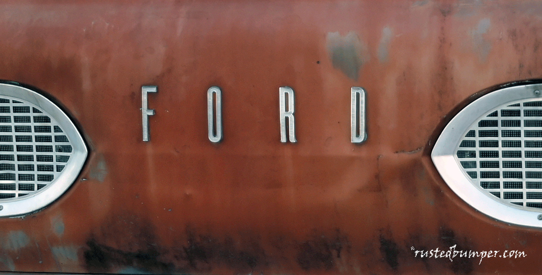 1962-Ford-Econoline-5-Window-Front-Badging.gif