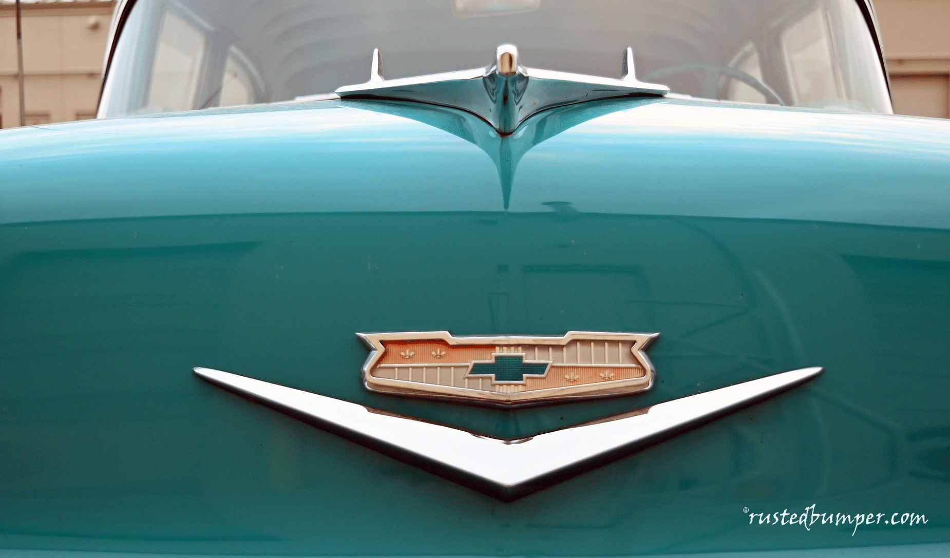 1956-Chevrolet-BelAir-4D-Front-Badging.gif