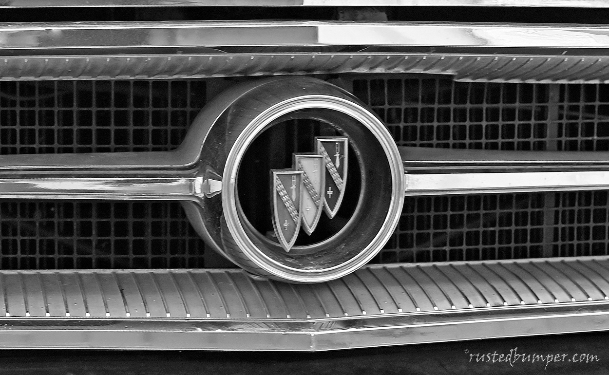 1963-Buick-Wildcat-Front-Buick-Badging-BW.gif