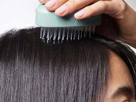 Rinascita della Cute e Luminosità dei Capelli: Il Duo Perfetto per un Look Radioso con il Trattamento Scalp Solutions abbinato all'Hair Gloss lucidante.