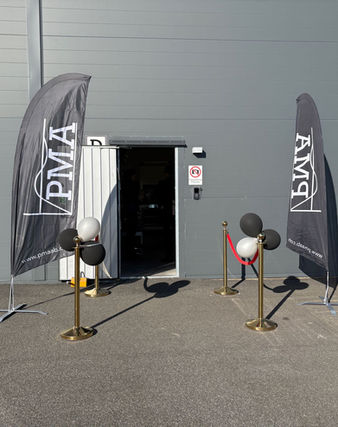 öppen dörr, pma flaggor, ballonger