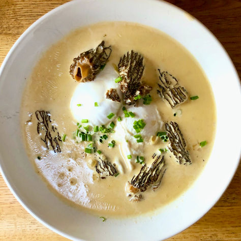 Les oeufs pochés aux morilles