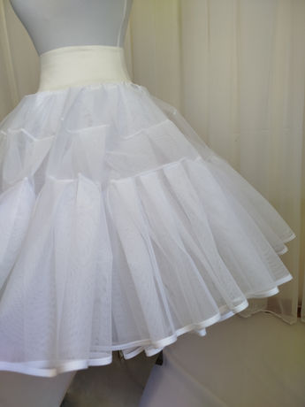 Falsos de cueca confeccionados en Chile para niña y mujer, realizados en cancán mexicano para lograr mayor volumen, movimiento y elegancia en vestidos huasos y presentaciones folclóricas.