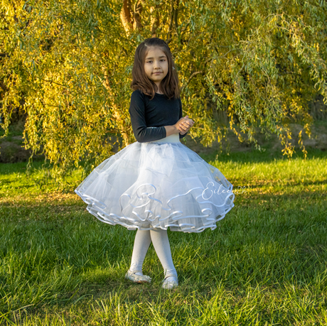 Falsos de cueca confeccionados en Chile para niña y mujer, realizados en cancán mexicano para lograr mayor volumen, movimiento y elegancia en vestidos huasos y presentaciones folclóricas.