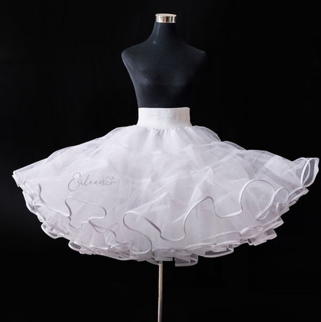 Falsos de cueca confeccionados en Chile para niña y mujer, realizados en cancán mexicano para lograr mayor volumen, movimiento y elegancia en vestidos huasos y presentaciones folclóricas.