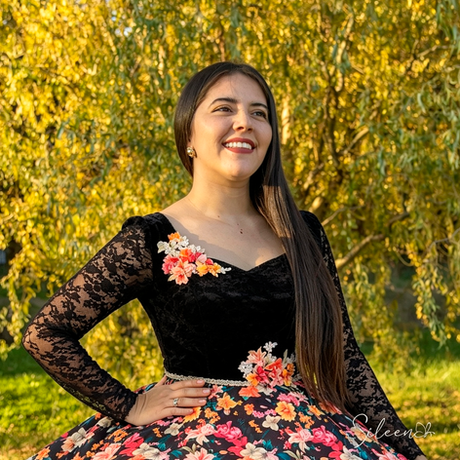 Vestidos de cueca para niña y mujer confeccionados en Chile, diseños exclusivos de huasa chilena, trajes folclóricos elegantes para Fiestas Patrias, competencias y presentaciones.