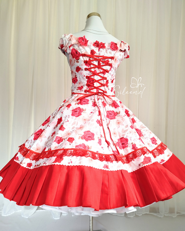 Vestidos de cueca para niña y mujer confeccionados en Chile, diseños exclusivos de huasa chilena, trajes folclóricos elegantes para Fiestas Patrias, competencias y presentaciones.