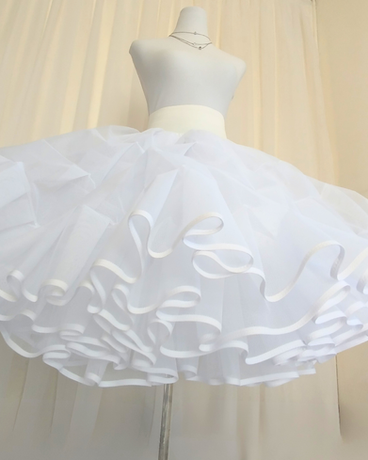 Falsos de cueca confeccionados en Chile para niña y mujer, realizados en cancán mexicano para lograr mayor volumen, movimiento y elegancia en vestidos huasos y presentaciones folclóricas.