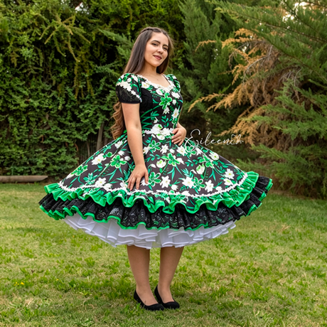 Vestidos de cueca para niña y mujer confeccionados en Chile, diseños exclusivos de huasa chilena, trajes folclóricos elegantes para Fiestas Patrias, competencias y presentaciones.