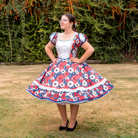 Vestidos de cueca para niña y mujer confeccionados en Chile, diseños exclusivos de huasa chilena, trajes folclóricos elegantes para Fiestas Patrias, competencias y presentaciones.