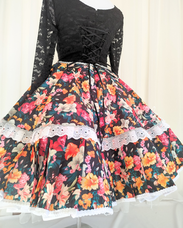 Vestidos de cueca para niña y mujer confeccionados en Chile, diseños exclusivos de huasa chilena, trajes folclóricos elegantes para Fiestas Patrias, competencias y presentaciones.