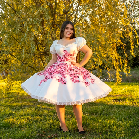 Vestidos de novia de cueca confeccionados en Chile, diseños exclusivos para novias huasas, matrimonios campestres y celebraciones folclóricas con elegancia y tradición.