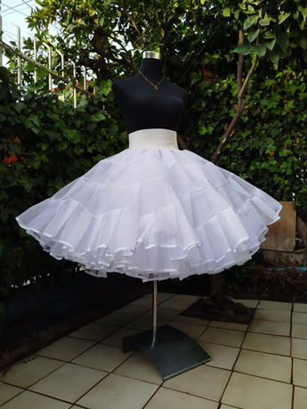 Falsos de cueca confeccionados en Chile para niña y mujer, realizados en cancán mexicano para lograr mayor volumen, movimiento y elegancia en vestidos huasos y presentaciones folclóricas.