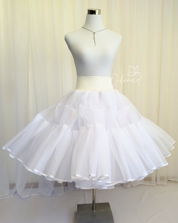 Falsos de cueca confeccionados en Chile para niña y mujer, realizados en cancán mexicano para lograr mayor volumen, movimiento y elegancia en vestidos huasos y presentaciones folclóricas.