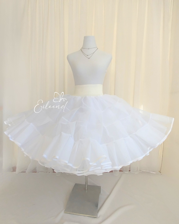 Falsos de cueca confeccionados en Chile para niña y mujer, realizados en cancán mexicano para lograr mayor volumen, movimiento y elegancia en vestidos huasos y presentaciones folclóricas.