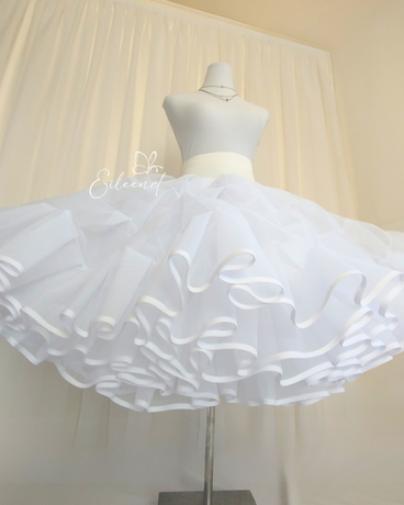Falsos de cueca confeccionados en Chile para niña y mujer, realizados en cancán mexicano para lograr mayor volumen, movimiento y elegancia en vestidos huasos y presentaciones folclóricas.